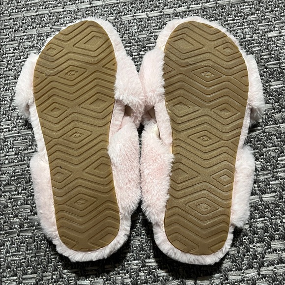 Toms | Pink Fuzzy Slippers - Picture 6 of 7